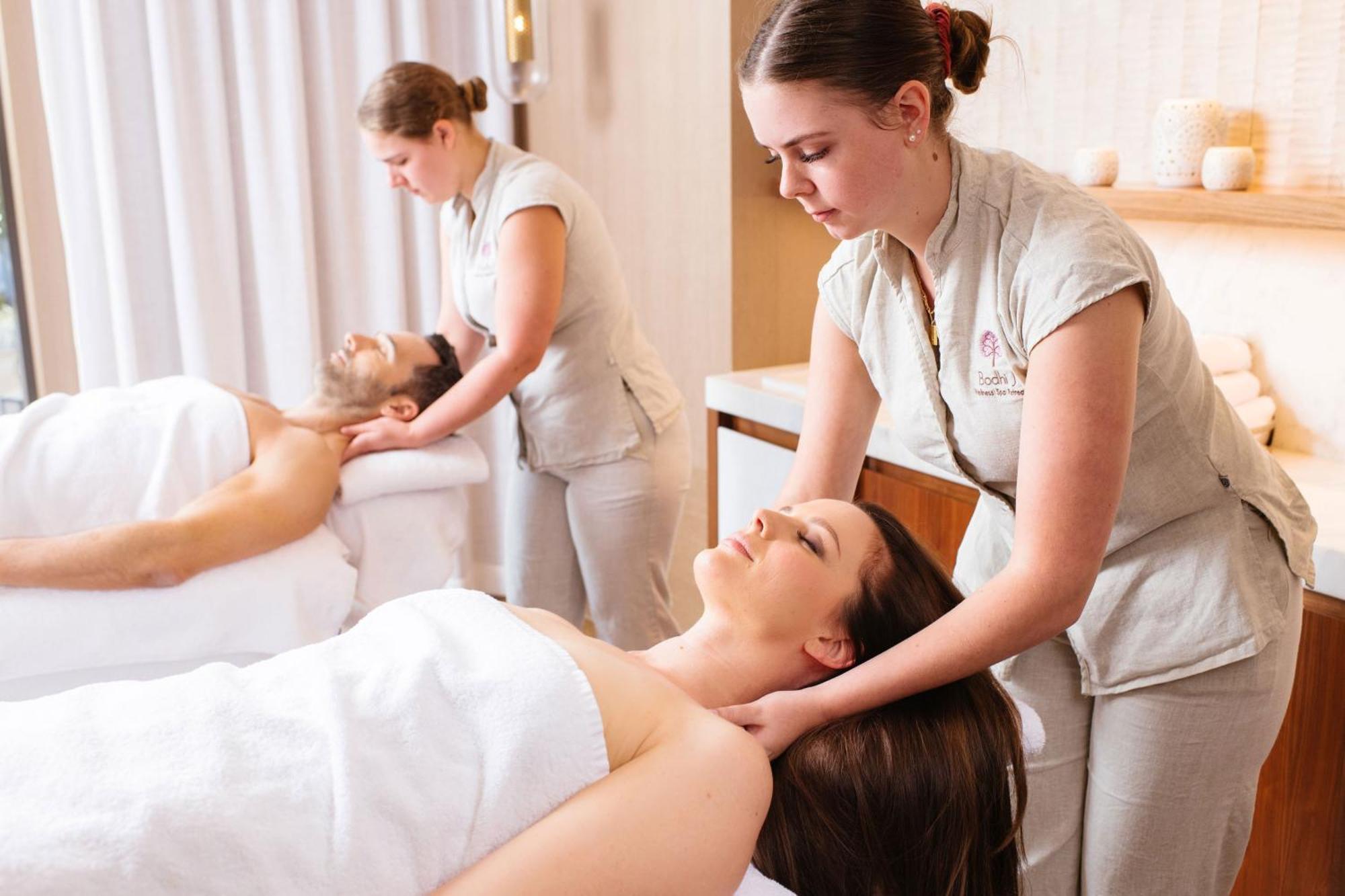 Hotel The Westin Perth Exterior foto Massage therapists working in a spa